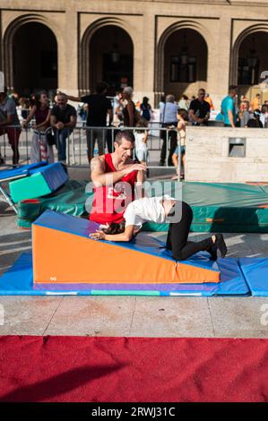 Ginnastica durante lo Sports Day, evento multisportivo di strada in Plaza del Pilar, Saragozza, Spagna Foto Stock