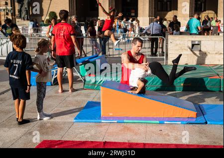 Ginnastica durante lo Sports Day, evento multisportivo di strada in Plaza del Pilar, Saragozza, Spagna Foto Stock