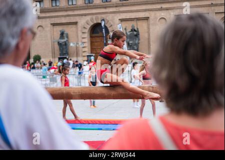 Ginnastica durante lo Sports Day, evento multisportivo di strada in Plaza del Pilar, Saragozza, Spagna Foto Stock