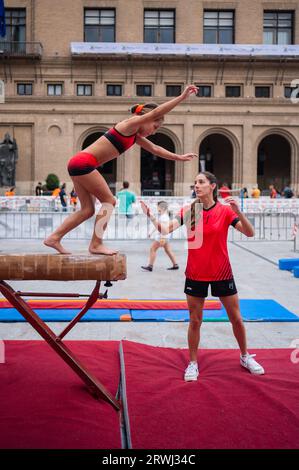 Ginnastica durante lo Sports Day, evento multisportivo di strada in Plaza del Pilar, Saragozza, Spagna Foto Stock