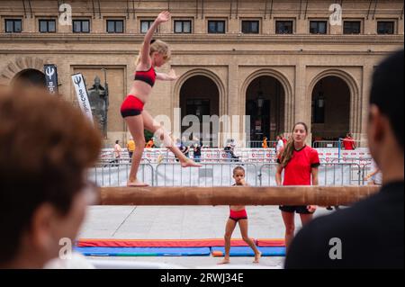 Ginnastica durante lo Sports Day, evento multisportivo di strada in Plaza del Pilar, Saragozza, Spagna Foto Stock