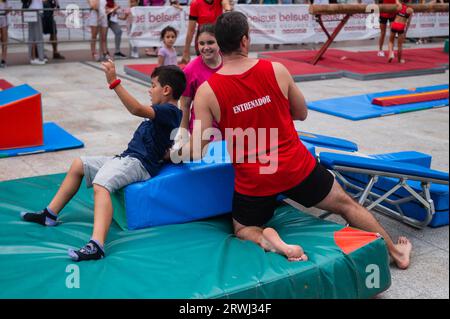 Ginnastica durante lo Sports Day, evento multisportivo di strada in Plaza del Pilar, Saragozza, Spagna Foto Stock