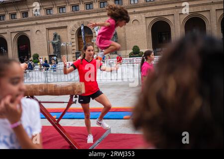 Ginnastica durante lo Sports Day, evento multisportivo di strada in Plaza del Pilar, Saragozza, Spagna Foto Stock