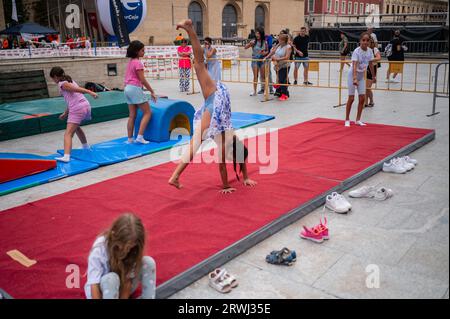 Ginnastica durante lo Sports Day, evento multisportivo di strada in Plaza del Pilar, Saragozza, Spagna Foto Stock