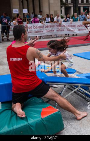 Ginnastica durante lo Sports Day, evento multisportivo di strada in Plaza del Pilar, Saragozza, Spagna Foto Stock