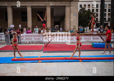 Ginnastica durante lo Sports Day, evento multisportivo di strada in Plaza del Pilar, Saragozza, Spagna Foto Stock