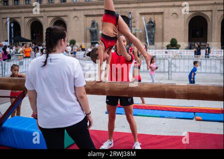 Ginnastica durante lo Sports Day, evento multisportivo di strada in Plaza del Pilar, Saragozza, Spagna Foto Stock