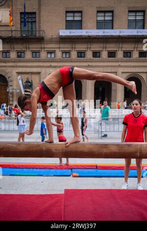 Ginnastica durante lo Sports Day, evento multisportivo di strada in Plaza del Pilar, Saragozza, Spagna Foto Stock