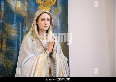 Statua di nostra Signora di Fatima. Igreja de Nossa Senhora de Fátima (Chiesa di nostra Signora di Fatima) - Bairro padre Cruz, Lisbona, Portogallo. Foto Stock