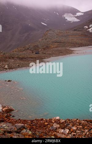 Rifugio Unna Raitastugan vicino al lago azzurro del ghiacciaio, Lapponia, Svezia Foto Stock