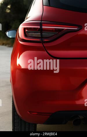 Izmir, Turchia - 2 agosto 2023: Un meticoloso primo piano che cattura il design delle luci di posizione posteriori di una Renault Clio rossa, mostrando il suo stile moderno e inconfondibile Foto Stock