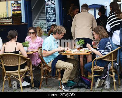 Turista che si gode il tradizionale Smørrebrød danese nei ristoranti di Nyhavn, Copenaghen, Danimarca. Foto Stock