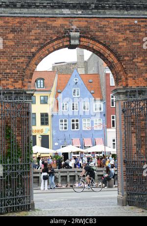 Gli edifici colorati di Nyhavn visti attraverso la porta del palazzo Kunsthal Charlottenborg. Nyhavn, Copenhagen, Danimarca. Foto Stock