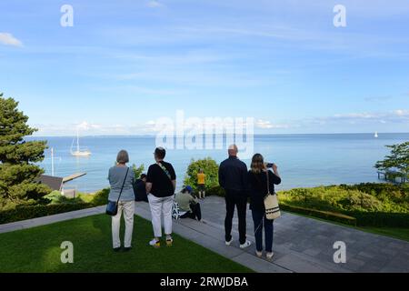 Il turista gode della vista di Nivå Bugt dal Louisiana Museum of Modern Art di Humlebaek, Danimarca. Foto Stock