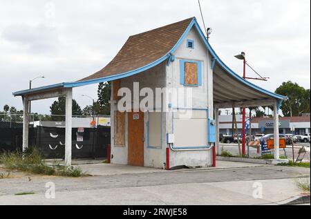 ORANGE, CALIFORNIA - 17 SETTEMBRE 2023: La stazione di servizio più antica della contea di Orange, all'angolo tra Main Street e Palmyria è stata dichiarata una storica lan Foto Stock