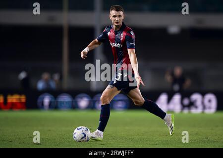 Stefan Posch del Bologna FC in azione durante la partita di serie A tra Hellas Verona FC e Bologna FC. Foto Stock