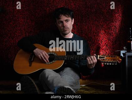 DATA DI USCITA: 4 agosto 2023. TITOLO: Dreamin Wild. STUDIO: Attrazioni lungo la strada. DIRETTORE: Bill Pohlad. TRAMA: Il duo musicale Donnie e Joe Emerson spendono tutto quello che hanno per produrre un disco negli anni '1970 PROTAGONISTA: CASEY AFFLECK nel ruolo di Donnie. (Immagine di credito: © attrazioni stradali/Entertainment Pictures/ZUMAPRESS.com) SOLO USO EDITORIALE! Non per USO commerciale! Foto Stock