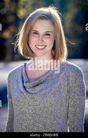 Charlotte, NC, USA. 21 novembre 2022. Una splendida modella bionda gode del clima autunnale all'aperto (Credit Image: © Walter G Arce Sr Grindstone medi/ASP) SOLO PER USO EDITORIALE! Non per USO commerciale! Foto Stock
