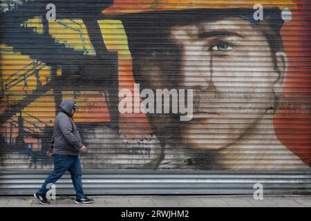 Santiago, metropolitana, Cile. 19 settembre 2023. Un uomo cammina davanti a un graffito a Santiago, in Cile. (Immagine di credito: © Matias Basualdo/ZUMA Press Wire) SOLO USO EDITORIALE! Non per USO commerciale! Foto Stock