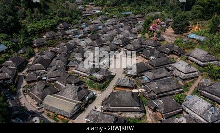 PU'er. 14 settembre 2023. Questa foto aerea scattata il 14 settembre 2023 mostra il villaggio di Nuogang a PU'er City, nella provincia dello Yunnan della Cina sud-occidentale. Il paesaggio culturale delle vecchie foreste di tè del monte Jingmai a PU'er è stato iscritto nella lista dei patrimoni dell'umanità dell'UNESCO domenica alla 45a sessione estesa del Comitato del Patrimonio Mondiale dell'UNESCO a Riyadh, in Arabia Saudita, rendendolo il 57° sito Patrimonio Mondiale dell'Umanità della Cina. Credito: HU Chao/Xinhua/Alamy Live News Foto Stock