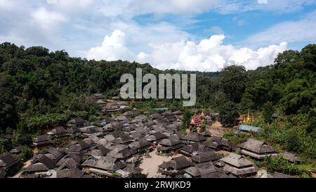 PU'er. 14 settembre 2023. Questa foto aerea scattata il 14 settembre 2023 mostra il villaggio di Nuogang a PU'er City, nella provincia dello Yunnan della Cina sud-occidentale. Il paesaggio culturale delle vecchie foreste di tè del monte Jingmai a PU'er è stato iscritto nella lista dei patrimoni dell'umanità dell'UNESCO domenica alla 45a sessione estesa del Comitato del Patrimonio Mondiale dell'UNESCO a Riyadh, in Arabia Saudita, rendendolo il 57° sito Patrimonio Mondiale dell'Umanità della Cina. Credito: HU Chao/Xinhua/Alamy Live News Foto Stock