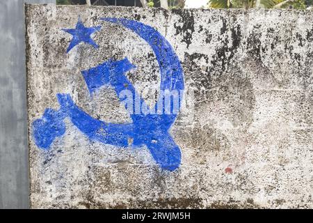 bandiera comunista. Martello e falce che rappresentano i contadini e i lavoratori Foto Stock