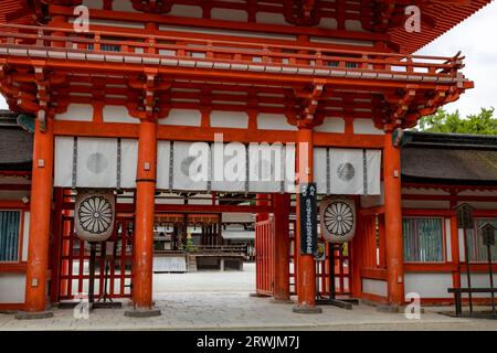 Porta della torre del santuario Shimogamo-jinja Foto Stock
