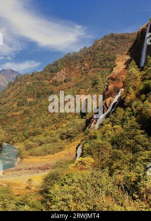 nuranang o cascata jang, la cascata è una popolare destinazione turistica di tawang, circondata dalle montagne dell'himalaya nell'arunachal pradesh, india Foto Stock