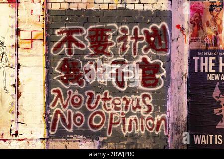 Londra, Regno Unito. 8 agosto 2023. I contro-slogan anti-Pechino si vedono in Brick Lane. "Brick Lane a East London, storicamente celebrata per la sua eclettica Street art, è stata recentemente coinvolta in una controversa guerra dei graffiti. Il conflitto è iniziato sabato 5, quando un gruppo di artisti ha mostrato i "12 valori socialisti fondamentali" del Partito Comunista Cinese. In 24 caratteri cinesi rossi in grassetto su una parete di 100 metri. Questi valori sono "prosperità", "democrazia", "civiltà" e "armonia", i valori sociali di "libertà", "uguaglianza", "giustizia" e "Stato di diritto" e l'individuo Foto Stock