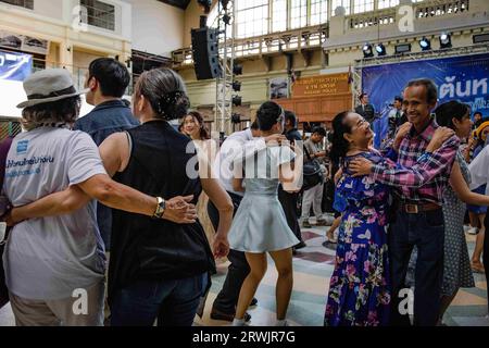 19 agosto 2023, Bangkok, Bangkok, Thailandia: Agosto, 19 2023 persone danzano durante una festa a tema vintage presso la stazione ferroviaria di Hua Lamphong a Bangkok. Centinaia di appassionati di danza tailandese e straniera vestiti in costumi di stile retrò e trasformarono la sala passeggeri della centenaria stazione ferroviaria di Bangkok in una pista da ballo di una festa di danza swing ispirata agli anni '1930 con musica swing jazz volta a promuovere le danze sociali. La festa di ballo swing è tenuta da Bangkok Swing, una comunità di ballerini locali e stranieri. (Immagine di credito: © Wissarut Weerasopon/ZUMA Press Wire) EDITOR Foto Stock