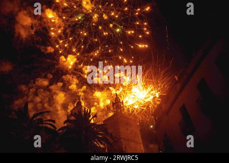 Sitges, Spagna. 23 agosto 2023. La tradizionale esposizione di fuochi d'artificio alla chiesa di San Bartolome ogni 23 agosto durante la Festa Major de Sitges (Credit Image: © Matthias Oesterle/ZUMA Press Wire) SOLO PER USO EDITORIALE! Non per USO commerciale! Foto Stock