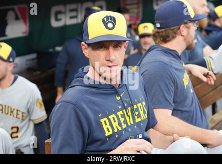 St Louis, Stati Uniti. 23 settembre 2023. Craig Counsell, manager dei Milwaukee Brewers, assiste allo scambio di carte prima di una partita contro i St. Louis Cardinals al Busch Stadium di St. Louis martedì 19 settembre 2023. Foto di Bill Greenblatt/UPI credito: UPI/Alamy Live News Foto Stock