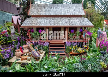 Il Flower Dome al Gardens by the Bay di Singapore. L'Orchidea Extravaganza è la mostra in primo piano. Foto Stock