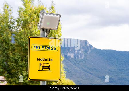 Lecco, Italia - 15 agosto 2022: Riscossione telepedaggi Telepass. Pagamento con Telepass Foto Stock