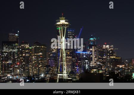 Seattle, Washington, USA. 16 settembre 2023. La vista generale dello skyline di Seattle di notte. Seattle è la città più popolare dello stato di Washington, questa città assorbe una grande quantità di turisti da visitare. Lo skyline di Seattle di notte è incantevole. I grattacieli e lo Space Needle, simbolo di Seattle, sono illuminati di notte. (Immagine di credito: © Michael ho Wai Lee/SOPA Images via ZUMA Press Wire) SOLO USO EDITORIALE! Non per USO commerciale! Foto Stock