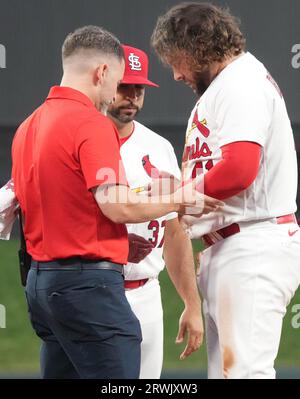 St Louis, Stati Uniti. 23 settembre 2023. St Il capo-allenatore dei Louis Cardinals Adam Olsen guarda il pollice di Alec Burleson dopo che Burleson rubò la terza base e lo incastrò nella base nel primo inning contro i Milwaukee Brewers al Busch Stadium di St. Louis martedì 19 settembre 2023. Sta guardando il manager Oliver Marmol. Burleson alla fine ha lasciato la partita. Foto di Bill Greenblatt/UPI credito: UPI/Alamy Live News Foto Stock