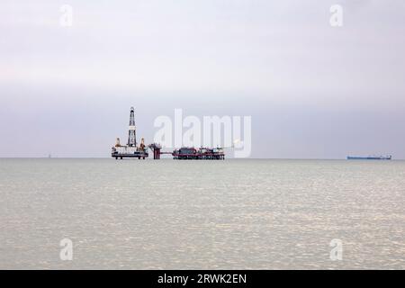 Piattaforma di trivellazione petrolifera offshore nella zona marittima di Caofeidian, Cina Foto Stock