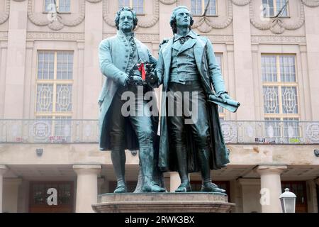 Monumento Goethe-Schiller, doppia statua dei poeti tedeschi Johann Wolfgang von Goethe e Friedrich von Schiller, Weimar, Turingia, Germania Foto Stock