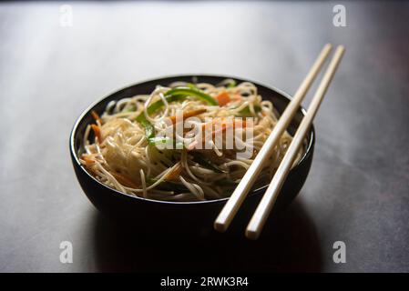 Spaghetti udon gettati Wok serviti in una ciotola. Foto Stock