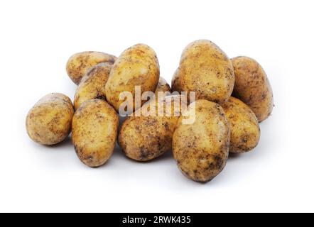 Patate sporche isolato su bianco con ombra naturale Foto Stock