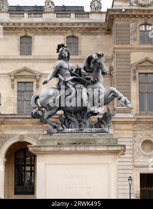 Statua equestre del re Luigi XIV nel cortile del museo del Louvre. Realizzato da Gian Lorenzo Bernini (1598-1680) Foto Stock