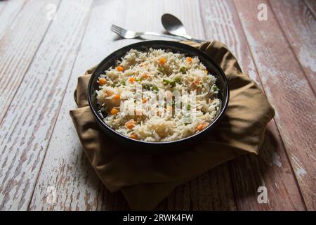 Pulav o biryani di verdure in stile indiano preparati con riso basmati e serviti in una ciotola. Foto Stock