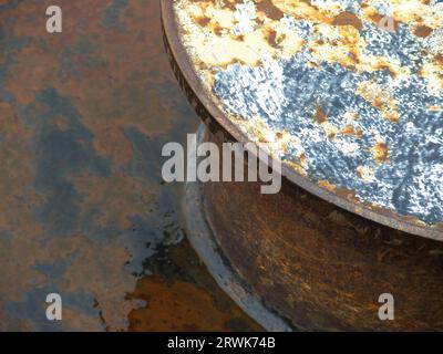 Paletto con macchie di ruggine, dettaglio, sfondo, piastra metallica lavata con acqua Foto Stock