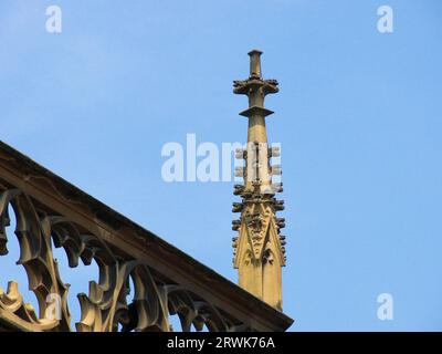 Piccola parte laterale con parte a figura rialzata, dettaglio della cattedrale di Strasburgo, sfondo blu cielo Foto Stock