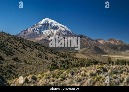 Vista pittoresca del Nevado Sajama vulcano, il picco più alto in Bolivia in Sajama Parco nazionale Foto Stock