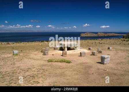 Antiche pietre su Isla del Sol, isola sul lago Titicaca in Bolivia Foto Stock