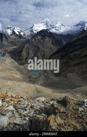 Bellissimo paesaggio intorno Alpamayo, uno dei più alti picchi di montagna nelle Ande peruviane, Cordillera Blanca Foto Stock