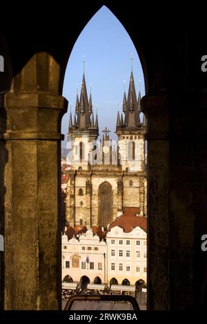 La Cattedrale di Tyn della Vergine Maria famoso punto di riferimento, il telaio della finestra Composizione, vista dalla torre dell Orologio a Praga, Repubblica Ceca Foto Stock