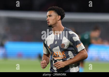 Parigi, Francia. 19 settembre 2023. Warren Zaire-Emery del Paris Saint-Germain si riscalda prima della partita di calcio del gruppo F di UEFA Champions League tra il Paris Saint-Germain (PSG) e il Borussia Dortmund (BVB) allo stadio Parc des Princes di Parigi, in Francia, 19 settembre 2023. Crediti: Gao Jing/Xinhua/Alamy Live News Foto Stock