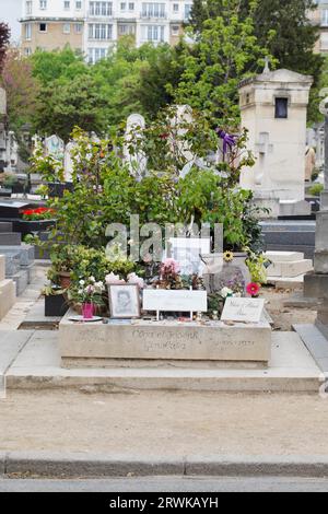 Tomba di Serge Gainsbourg, cantautore francese. Serge, Olga e la tomba di Joseph Gainsbourg si trova nel cimitero di Montparnasse, parigi Foto Stock